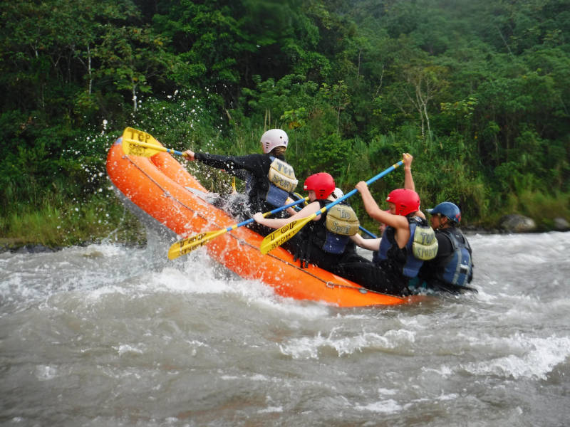 Rafting auf einem wilden Fluss in Ecuador. Einzigartiges Erlebnis im Rahmen eines Workation Retreats